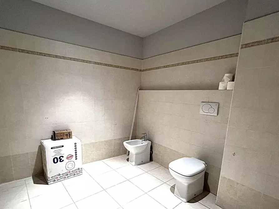 Immagine 8 di Ufficio in affitto  a Cascina