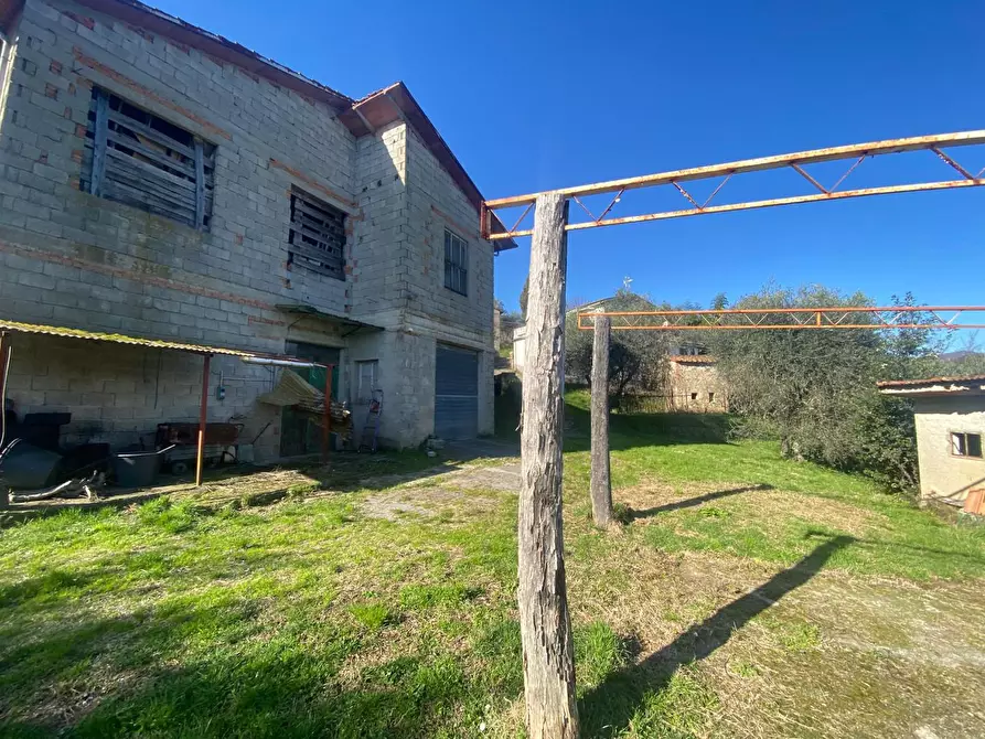 Immagine 10 di Rustico / casale in vendita  a Lucca