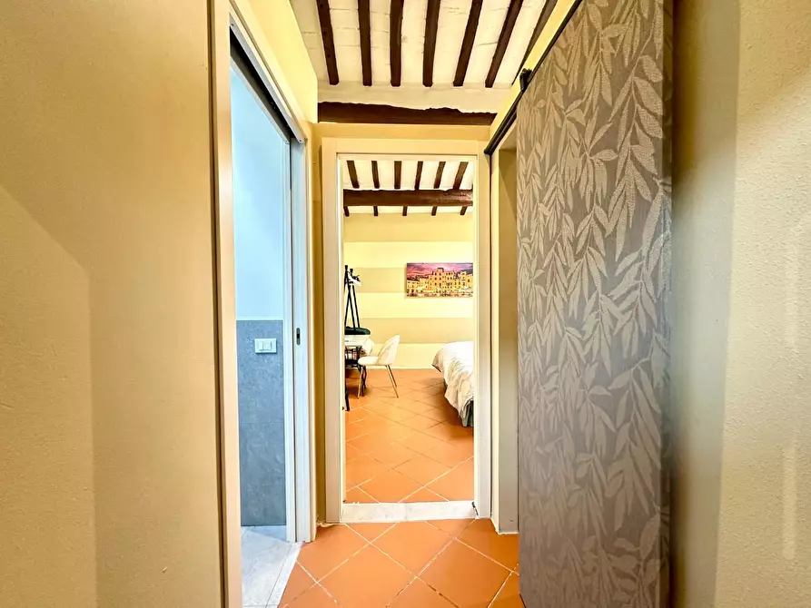 Immagine 10 di Appartamento in vendita  a Lucca
