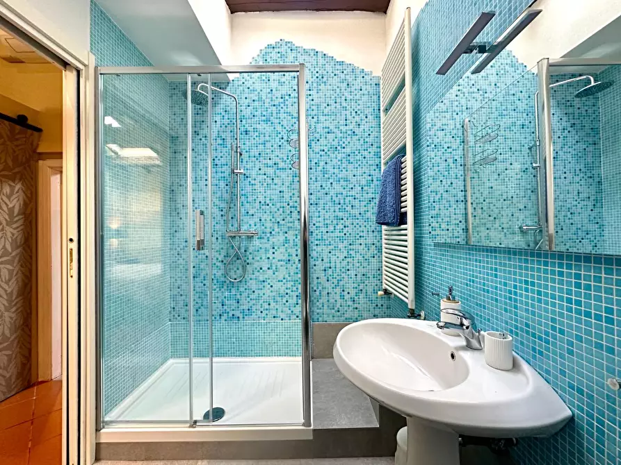 Immagine 15 di Appartamento in vendita  a Lucca