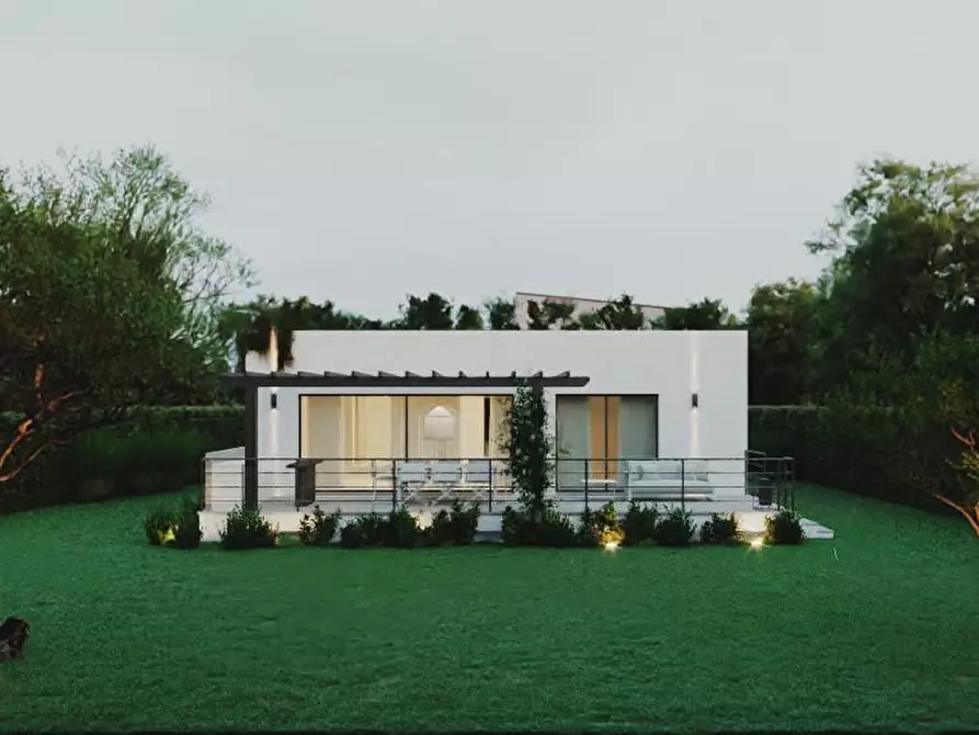 Immagine 5 di Villa in vendita  a Montignoso