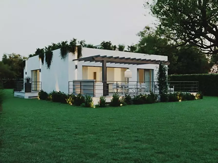 Immagine 2 di Villa in vendita  a Montignoso