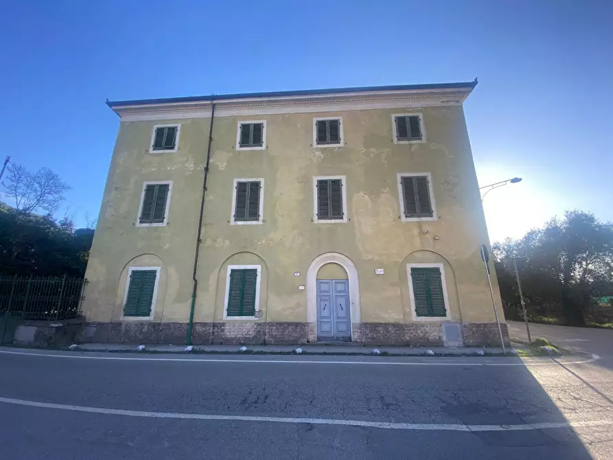 Immagine 1 di Villa in vendita  a Lucca
