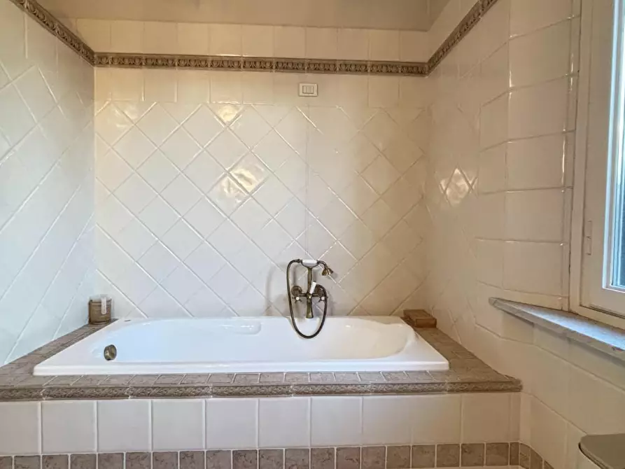 Immagine 27 di Villa in vendita  a Cascina