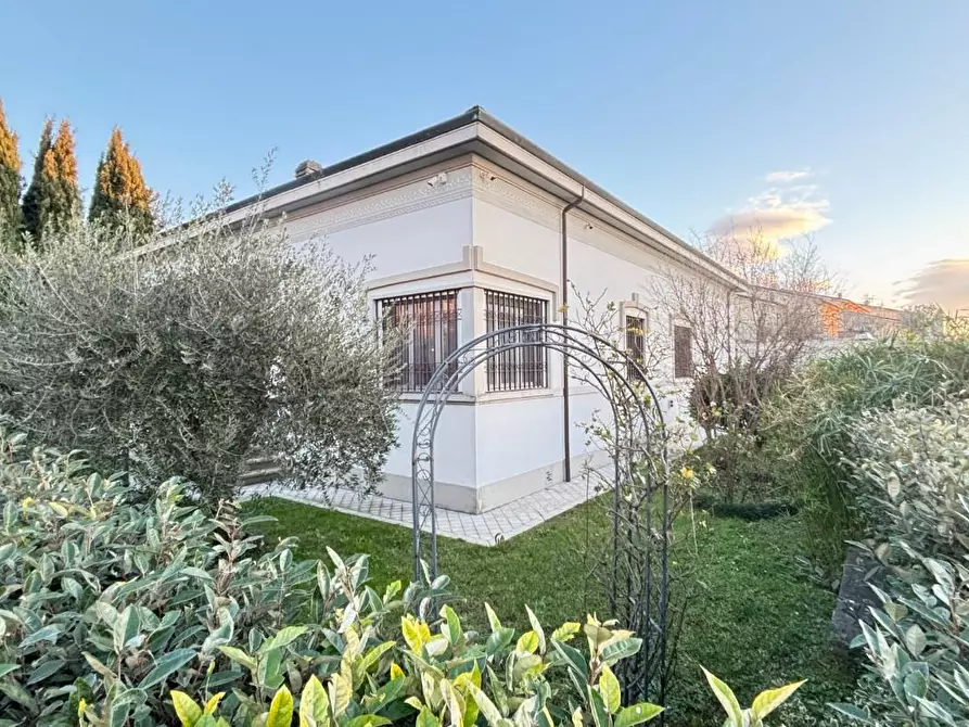 Immagine 35 di Villa in vendita  a Cascina