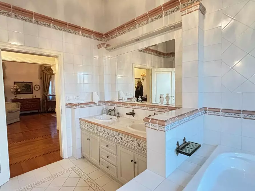 Immagine 25 di Villa in vendita  a Cascina