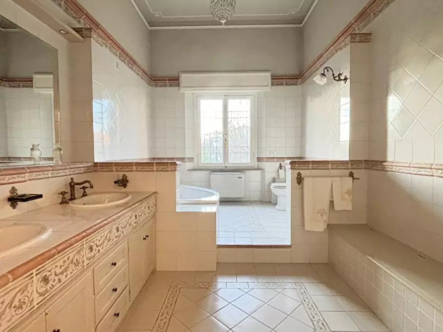 Immagine 22 di Villa in vendita  a Cascina