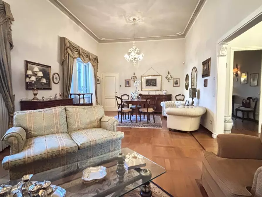 Immagine 2 di Villa in vendita  a Cascina