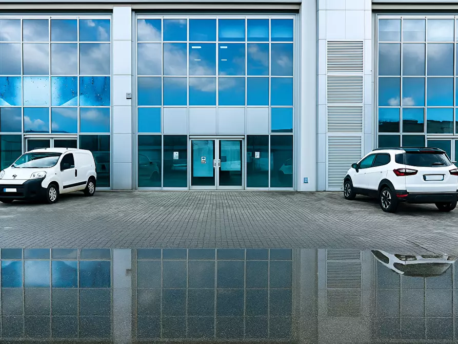 Immagine 1 di Locale commerciale in vendita  a Pontedera