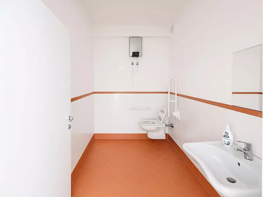 Immagine 13 di Locale commerciale in vendita  a Pontedera