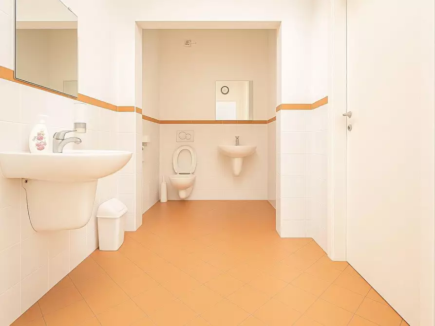 Immagine 14 di Locale commerciale in vendita  a Pontedera