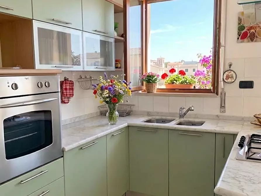 Immagine 1 di Appartamento in affitto  a Camaiore