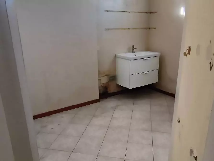 Immagine 3 di Locale commerciale in affitto  a Pontedera