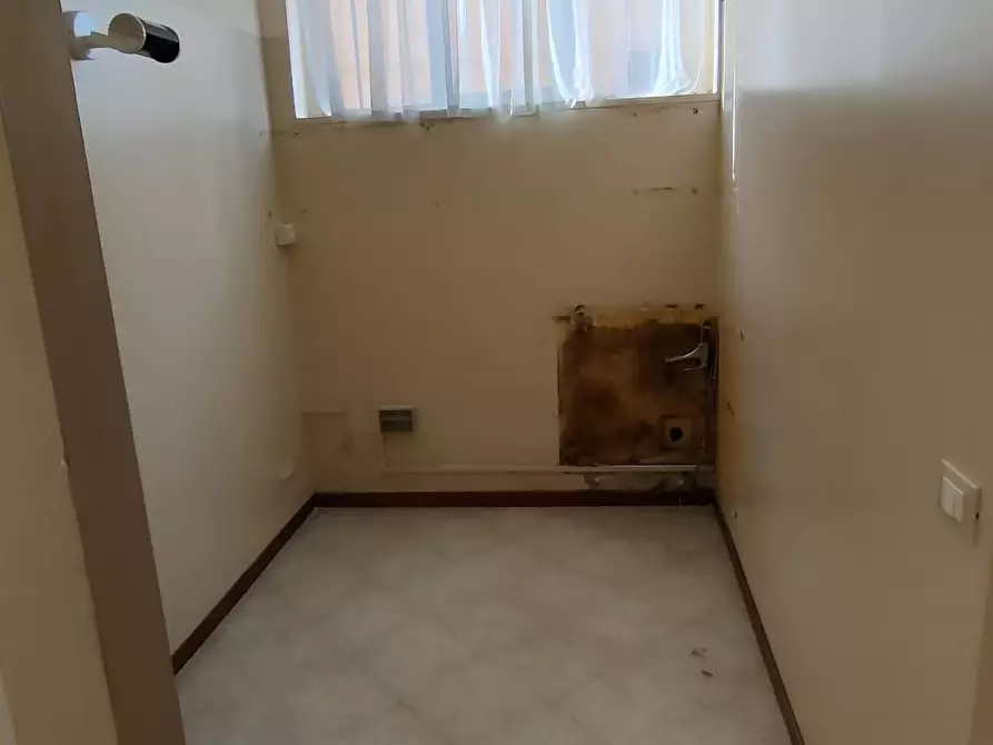 Immagine 7 di Locale commerciale in affitto  a Pontedera