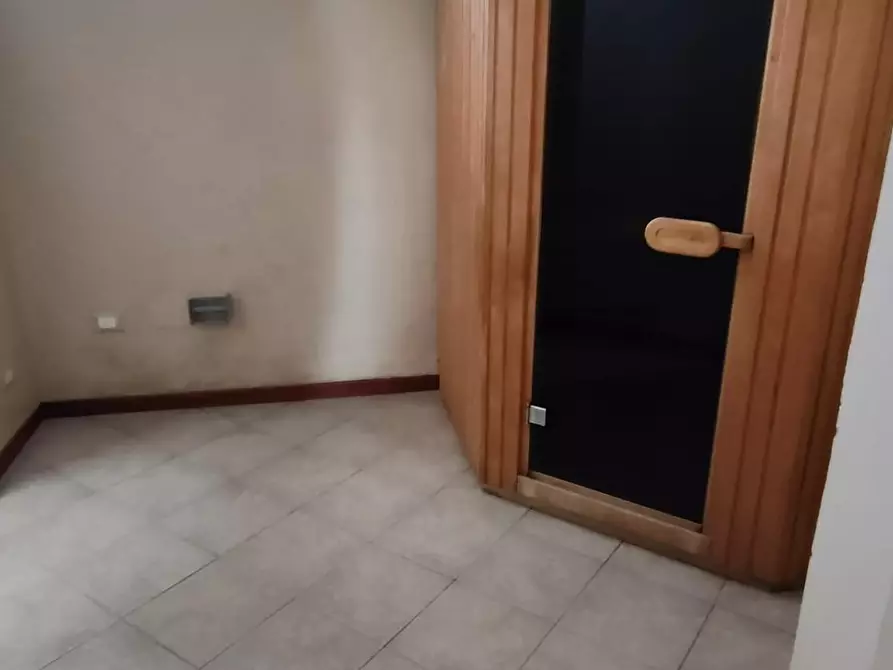 Immagine 9 di Locale commerciale in affitto  a Pontedera