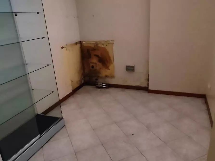 Immagine 2 di Locale commerciale in affitto  a Pontedera