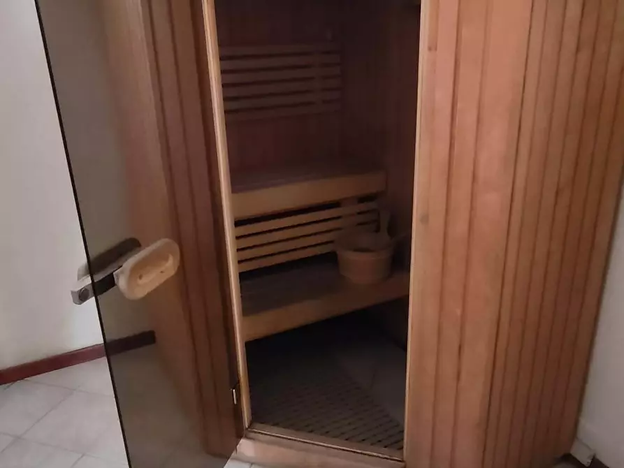 Immagine 8 di Locale commerciale in affitto  a Pontedera