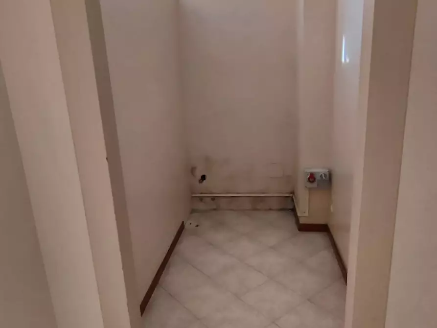 Immagine 4 di Locale commerciale in affitto  a Pontedera