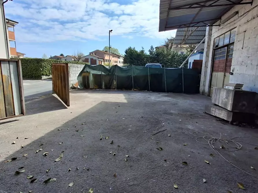 Immagine 2 di Attività artigianale in vendita  a Capannori