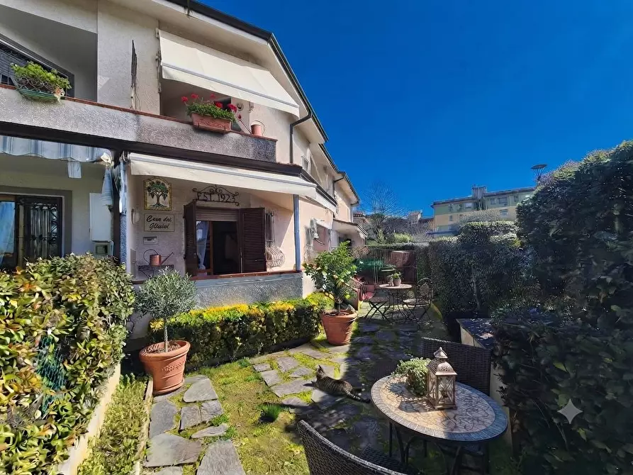 Immagine 1 di Villetta a schiera in vendita  a Pietrasanta