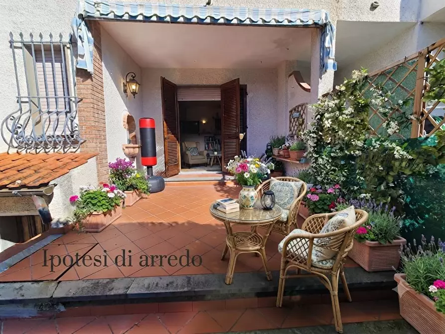 Immagine 2 di Villetta a schiera in vendita  a Pietrasanta