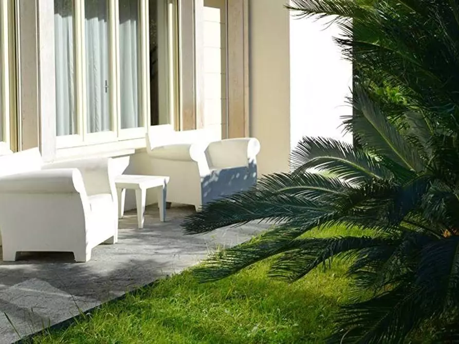 Immagine 2 di Villa in vendita  a Viareggio