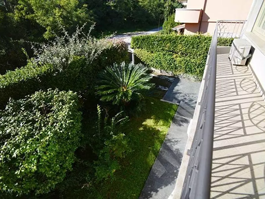Immagine 51 di Villa in vendita  a Viareggio