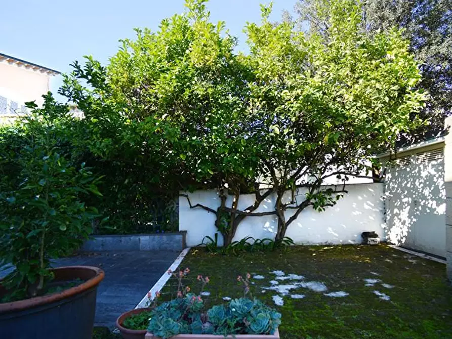 Immagine 62 di Villa in vendita  a Viareggio