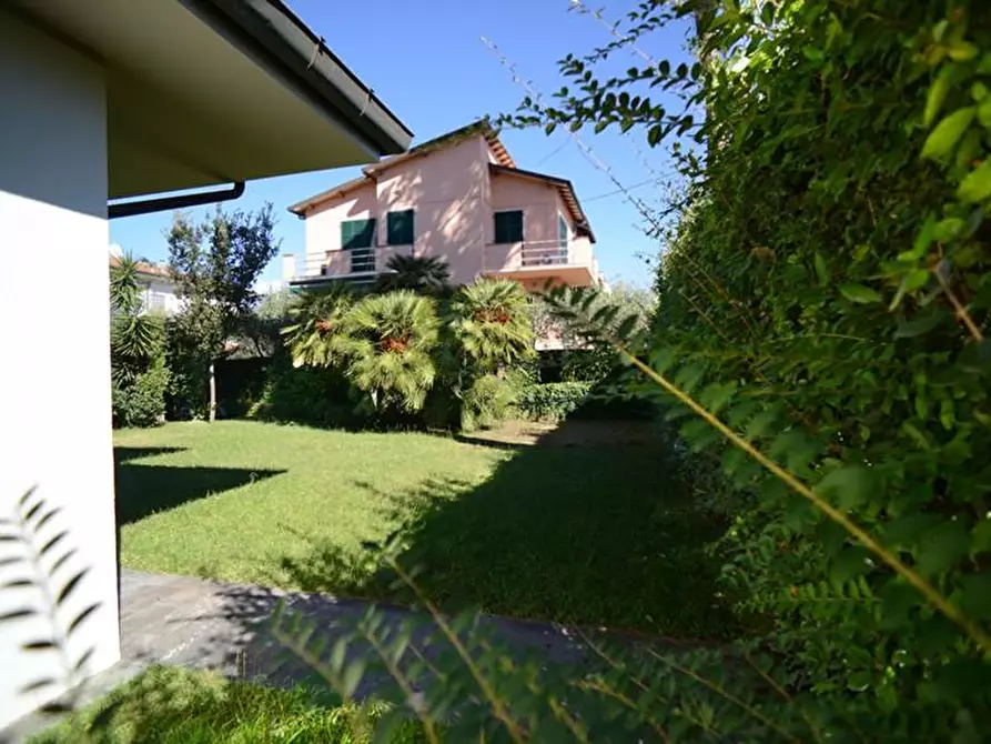 Immagine 66 di Villa in vendita  a Viareggio