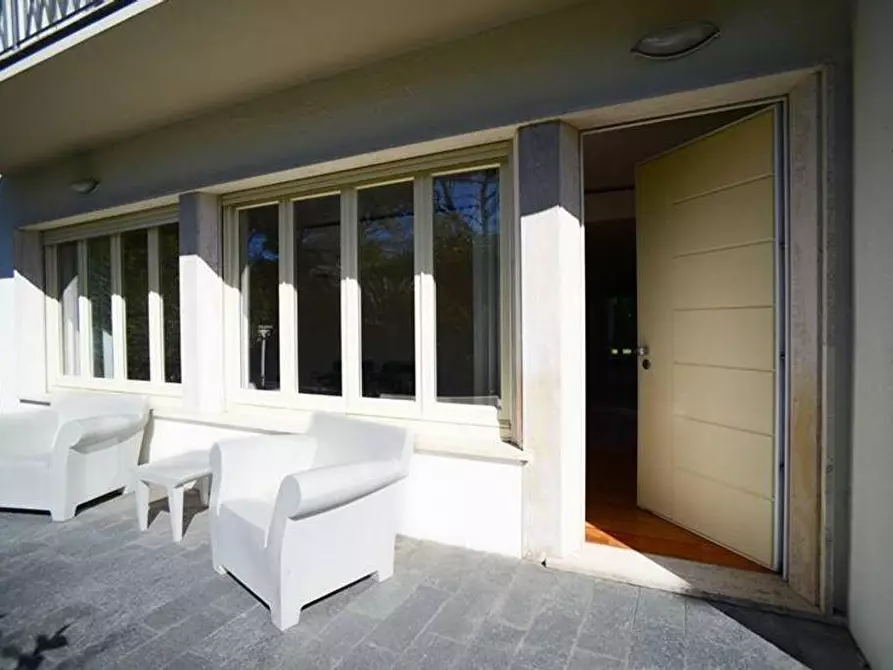 Immagine 5 di Villa in vendita  a Viareggio