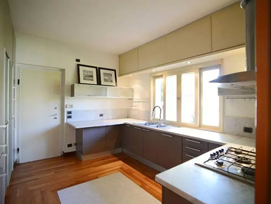 Immagine 37 di Villa in vendita  a Viareggio