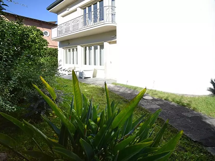 Immagine 77 di Villa in vendita  a Viareggio