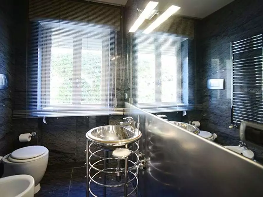 Immagine 31 di Villa in vendita  a Viareggio