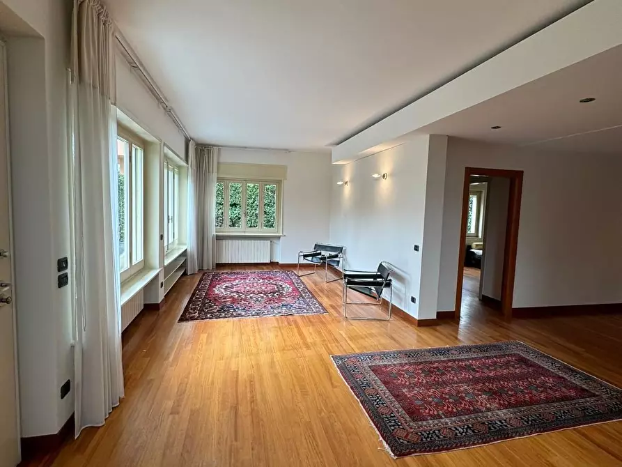 Immagine 11 di Villa in vendita  a Viareggio