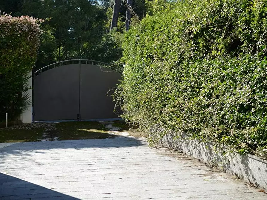 Immagine 71 di Villa in vendita  a Viareggio