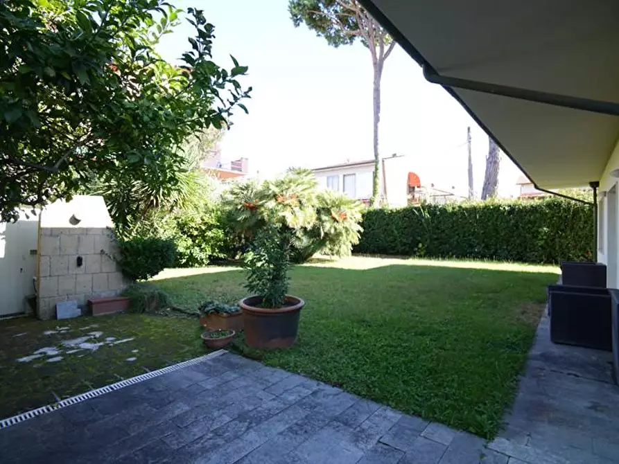 Immagine 63 di Villa in vendita  a Viareggio