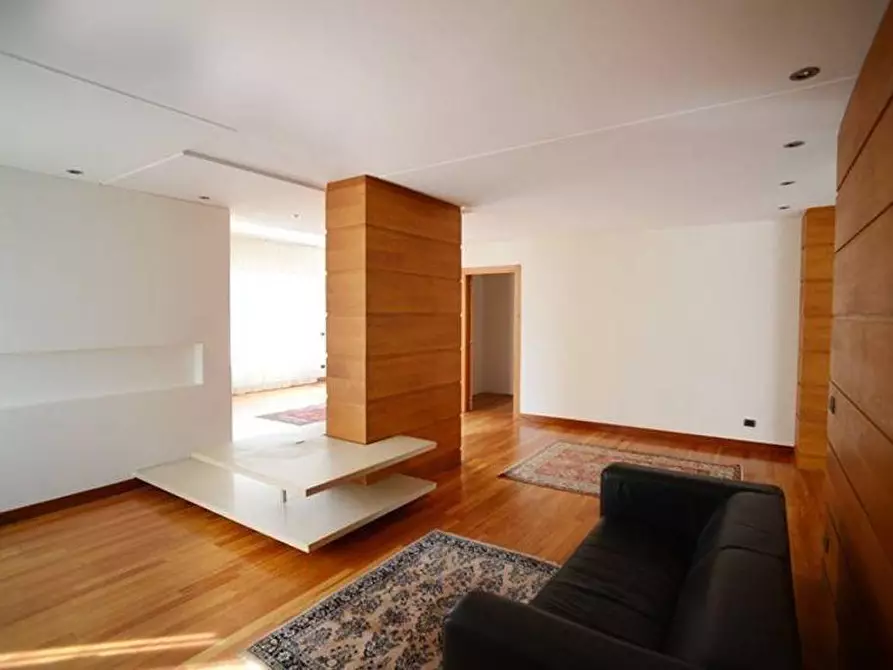 Immagine 27 di Villa in vendita  a Viareggio