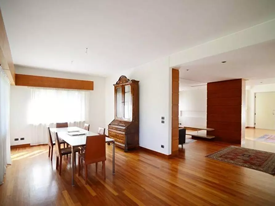 Immagine 21 di Villa in vendita  a Viareggio