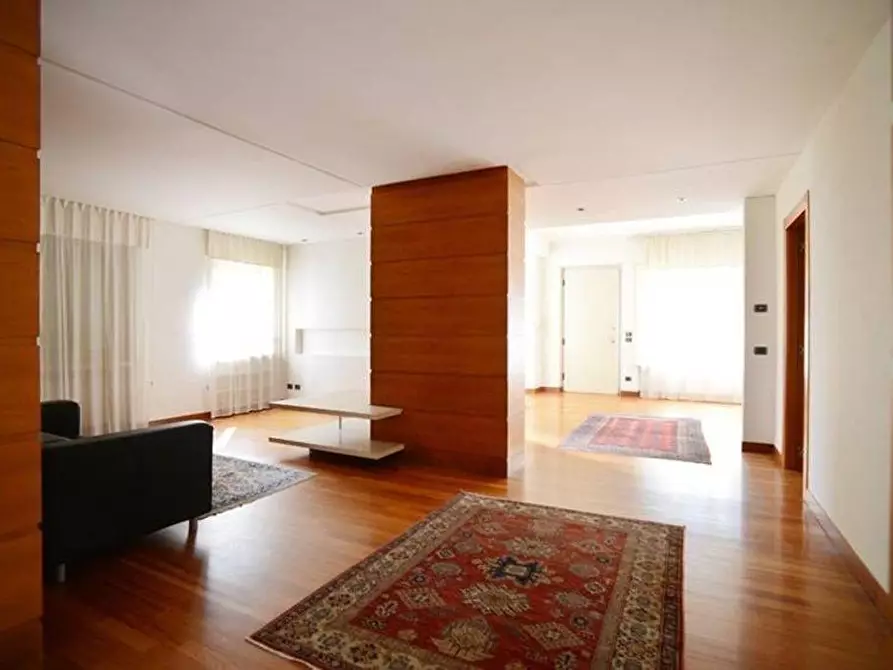 Immagine 10 di Villa in vendita  a Viareggio