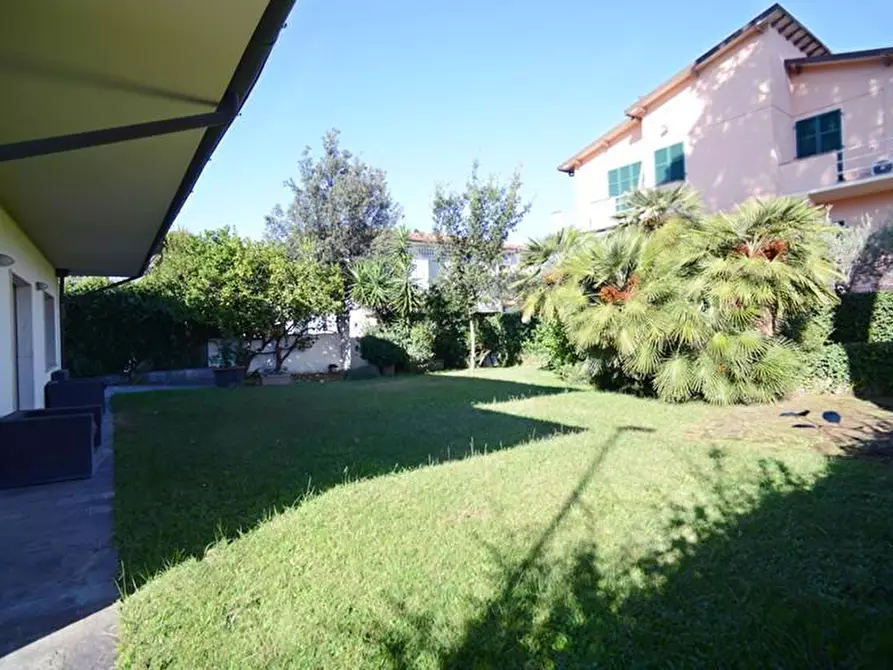 Immagine 67 di Villa in vendita  a Viareggio