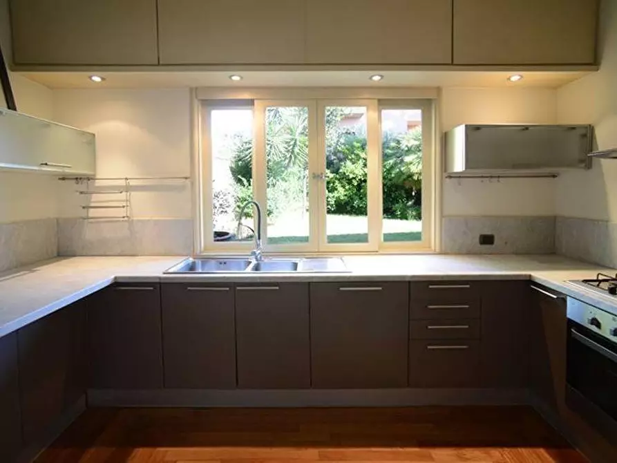 Immagine 40 di Villa in vendita  a Viareggio