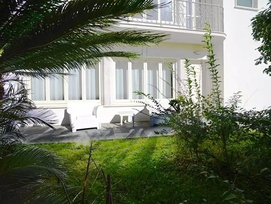 Immagine 1 di Villa in vendita  a Viareggio