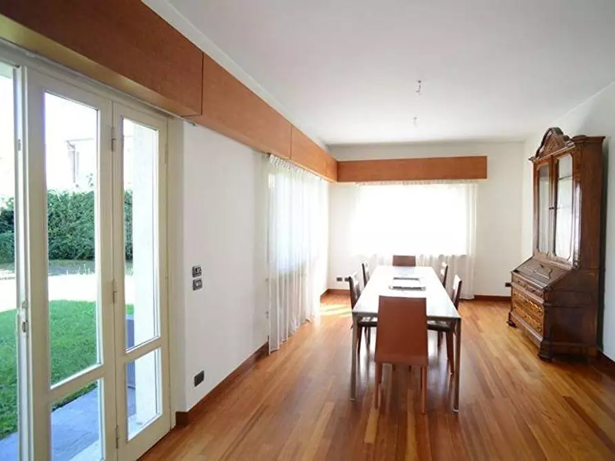 Immagine 23 di Villa in vendita  a Viareggio