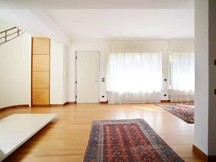 Immagine 17 di Villa in vendita  a Viareggio