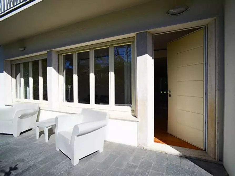 Immagine 4 di Villa in vendita  a Viareggio