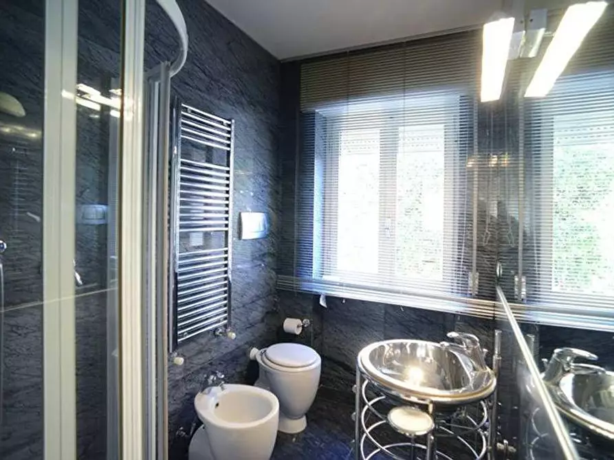 Immagine 34 di Villa in vendita  a Viareggio