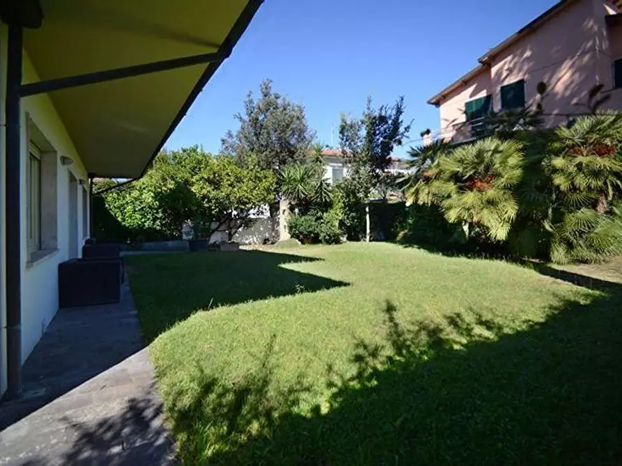 Immagine 65 di Villa in vendita  a Viareggio
