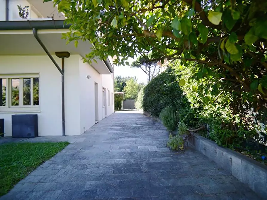 Immagine 72 di Villa in vendita  a Viareggio