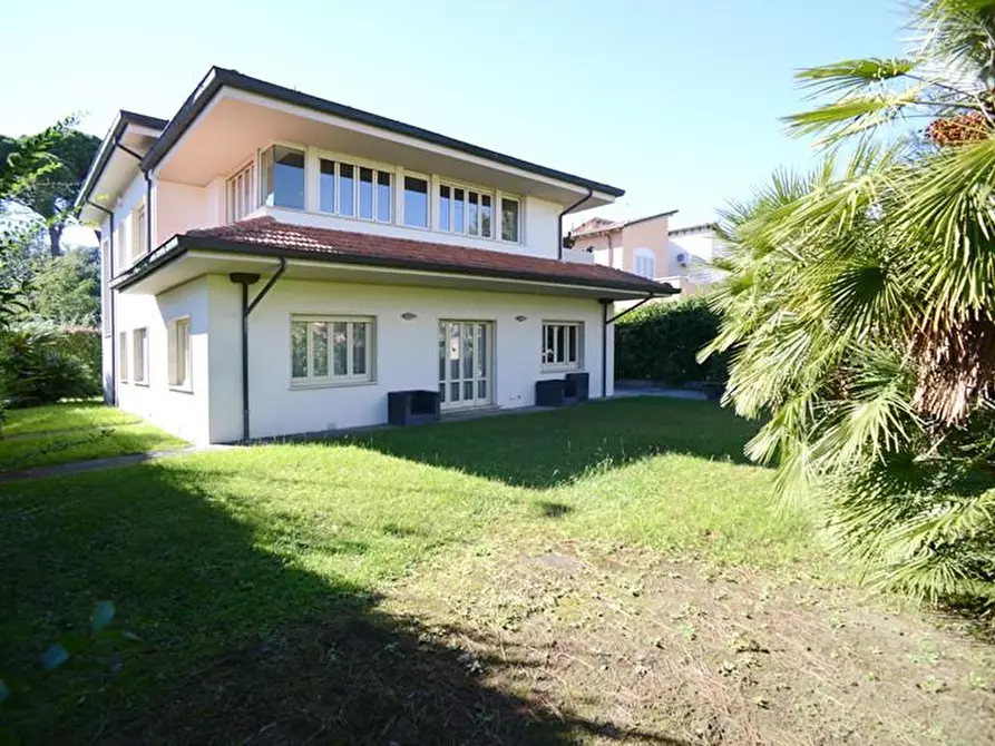 Immagine 68 di Villa in vendita  a Viareggio