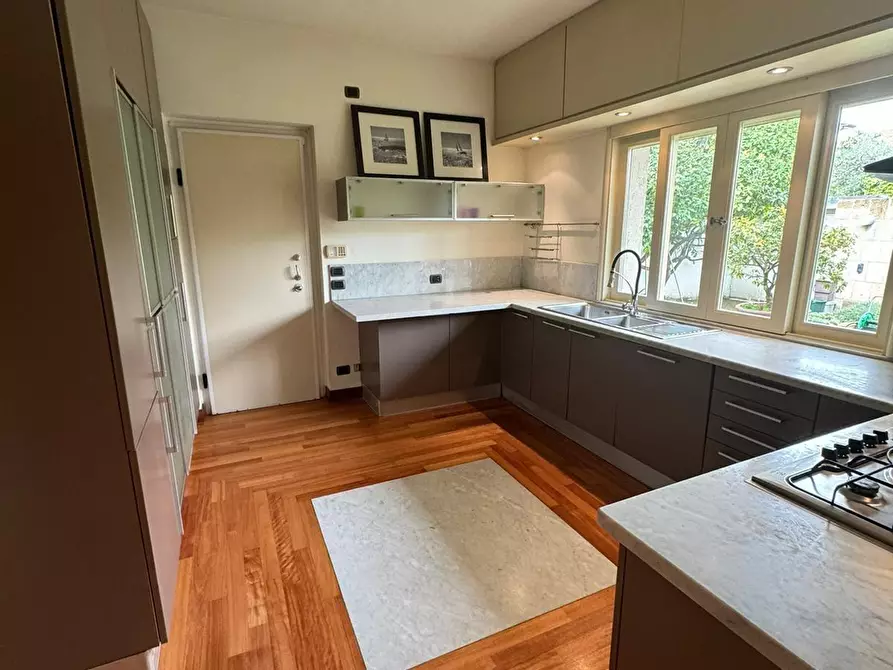 Immagine 36 di Villa in vendita  a Viareggio